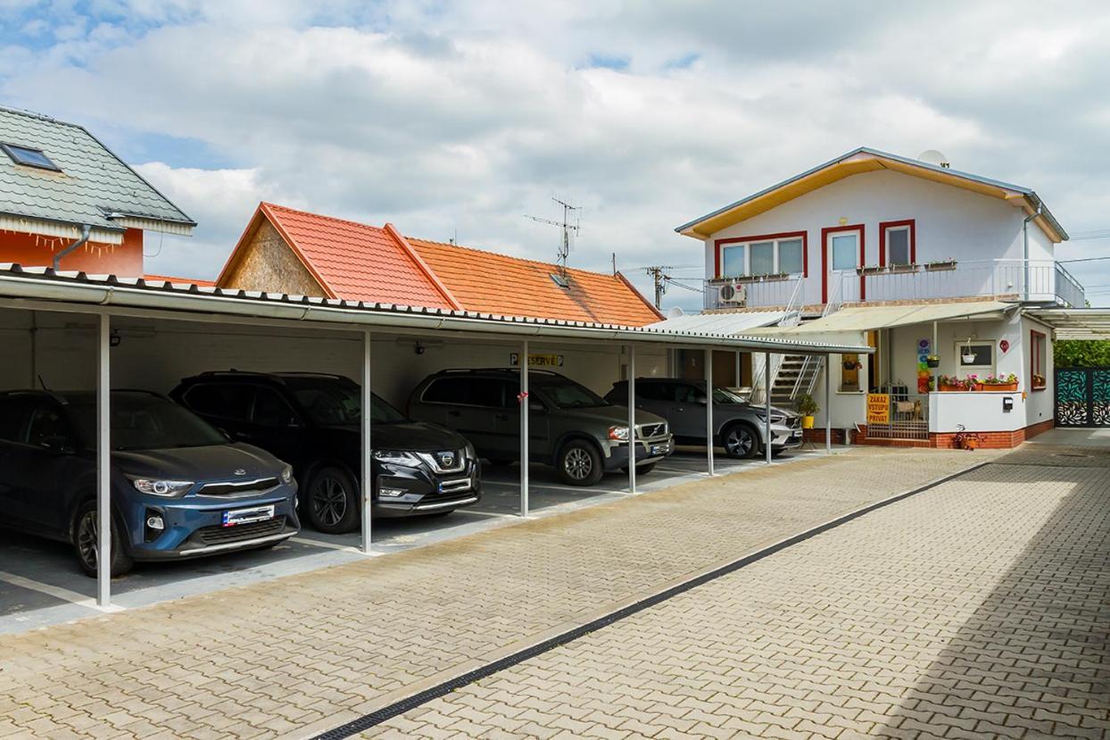 Apartmany Tereza & Free Parking บราติสลาวา ภายนอก รูปภาพ